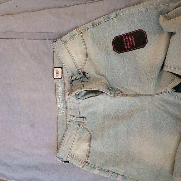 Jeans - Picture 2 of 3